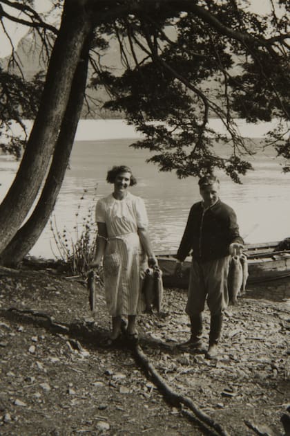 Ben Vereertbrugghen y su mujer Clara, regresan al Hotel Tronador luego de una salida de pesca.