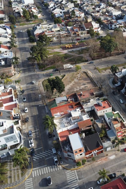 Barrio Naón, la zona residencial que rodea a una plaza y perdió la tranquilidad: picadas de autos y descontrol nocturno
