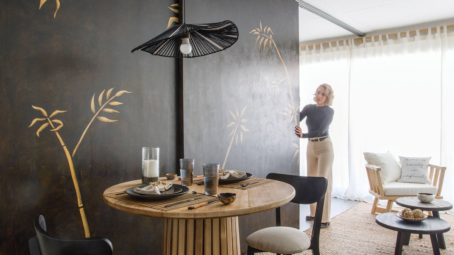 Ideas para copiar: Con un mural impactante sobre una puerta corrediza, este monoambiente pasó de ser estándar a ultra personal