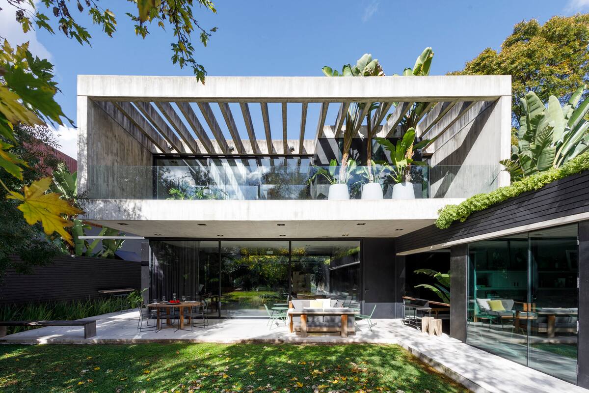 Proyectaron un volumen exclusivo para sus hijos anticipando su adolescencia, y luego sumaron una casita de 18m2 como estudio