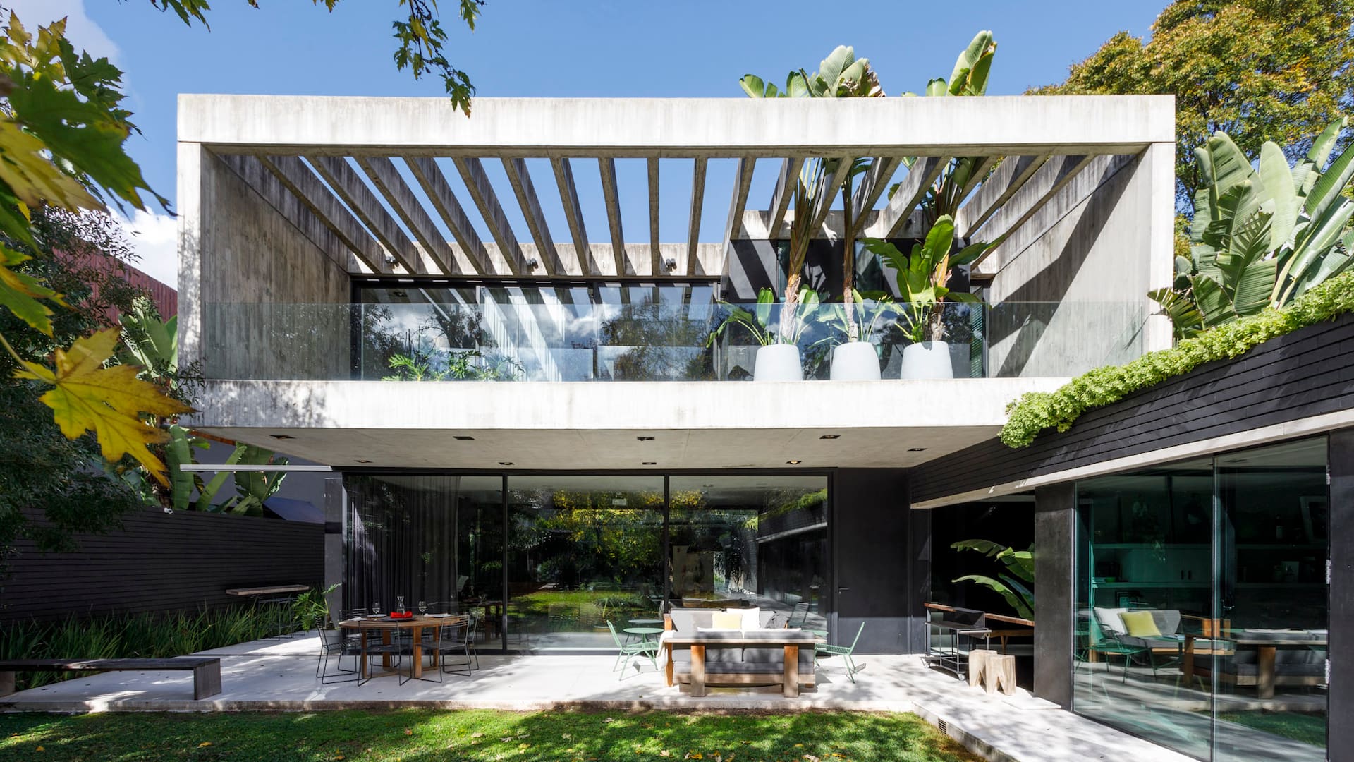 Proyectaron un volumen exclusivo para sus hijos anticipando su adolescencia, y luego sumaron una casita de 18m2 como estudio