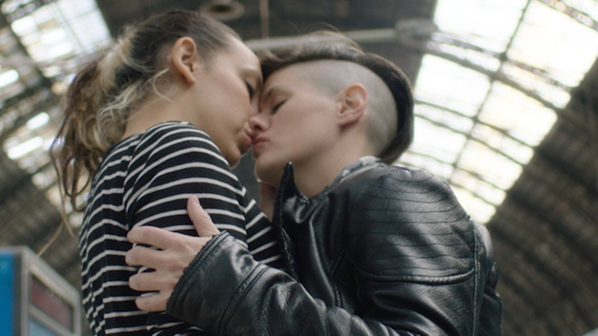 Los besos que inundan las redes por la diversidad