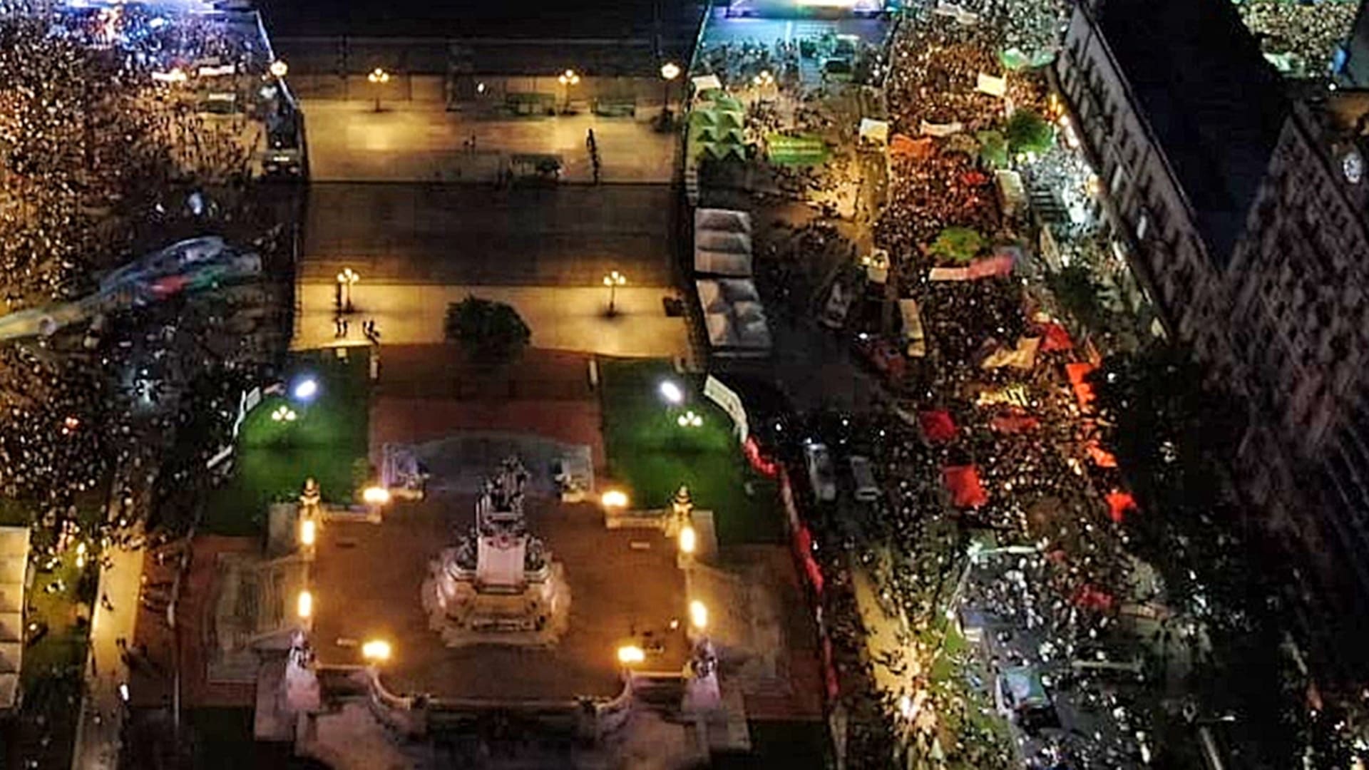 Debate por el aborto: una plaza dividida entre verdes y celestes, y un mismo clima de expectativa