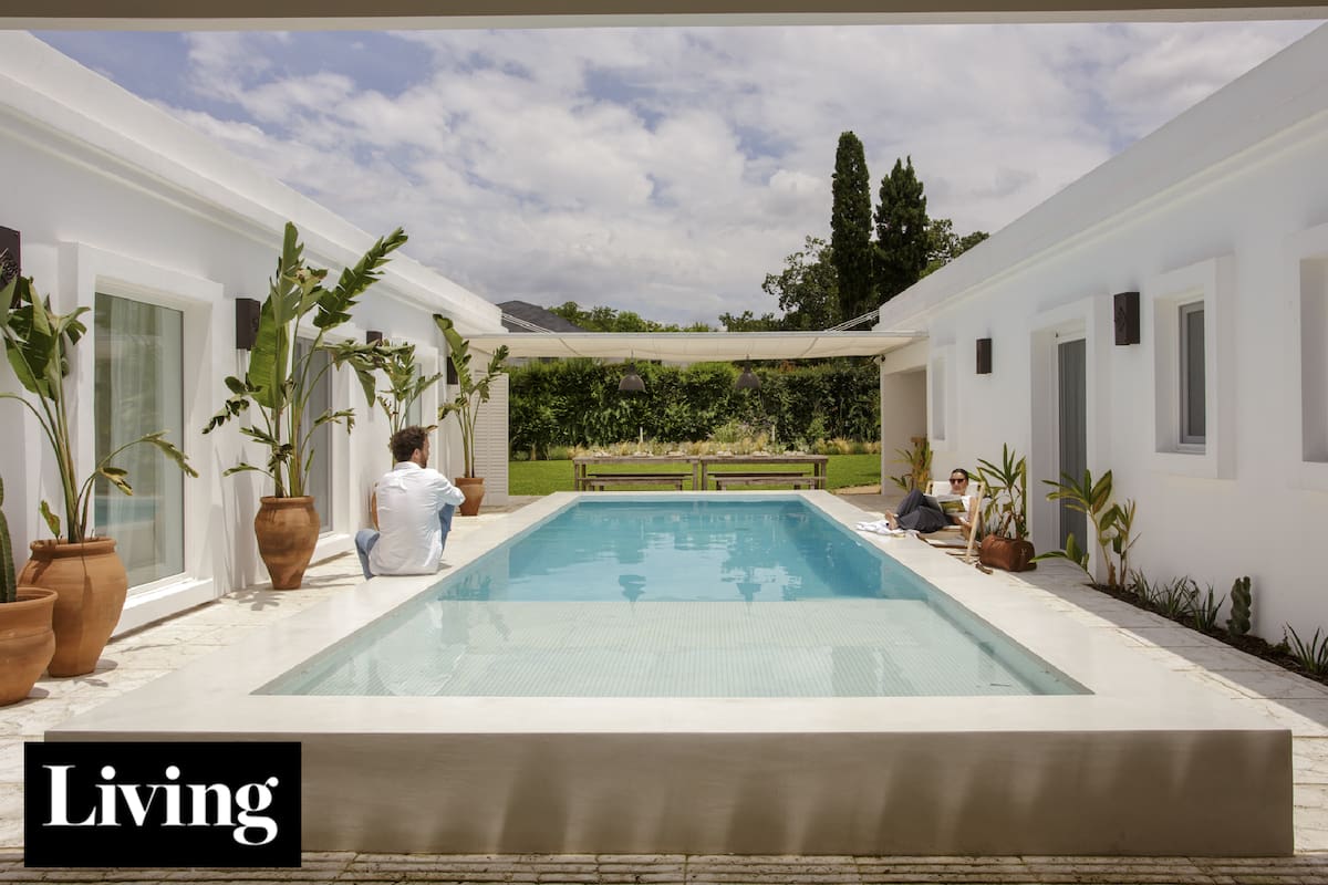 Ampliaron una casa antigua alrededor de la pileta para crear su oasis privado