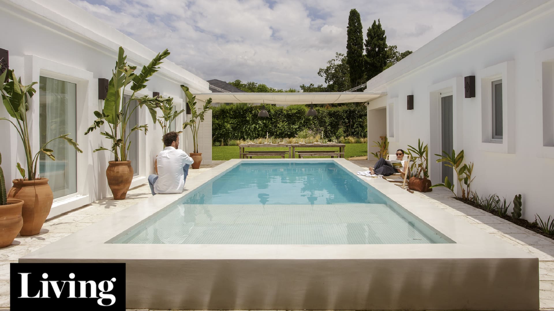 Ampliaron una casa antigua alrededor de la pileta para crear su oasis privado