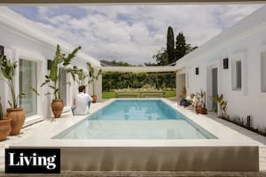 Ampliaron una casa antigua alrededor de la pileta para crear su oasis privado