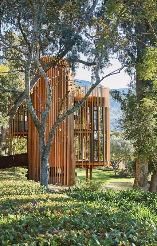 Entre montañas y viñedos, esta estilizada cabaña de madera se posa en el paisaje casi sin tocarlo