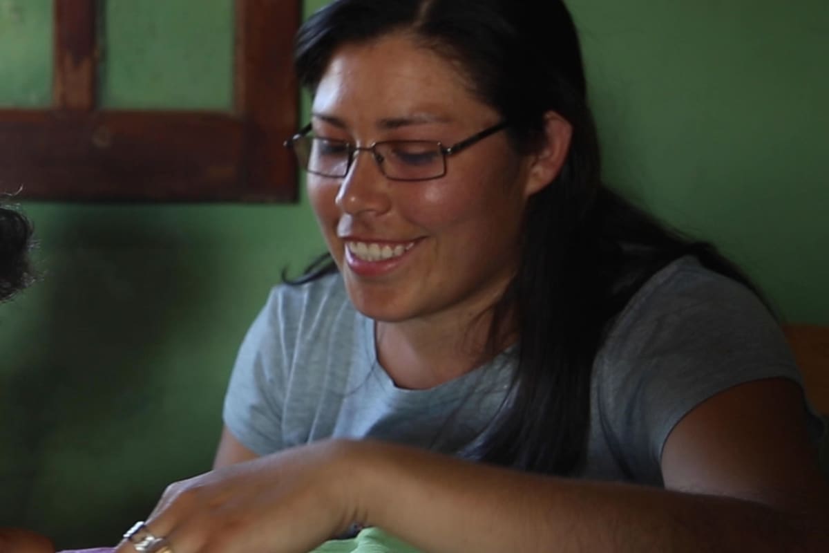 Nació en el campo, fue la primera de 11 hermanos en terminar la secundaria y es maestra rural