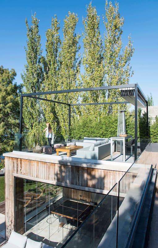 Verde constante. Una casa histórica de Nordelta se desprendió de sus rasgos urbanos para ver el agua noche y día
