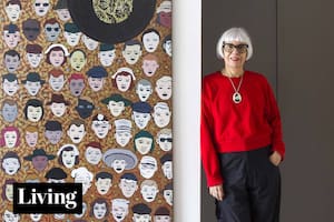 La artista Carolina Antoniadis se mudó a un edificio que construyó con amigos