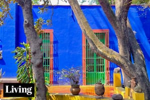 Te llevamos a recorrer la mágica casa de Frida Kahlo en Coyoacán, que inspiró algunas de sus más grandes obras.