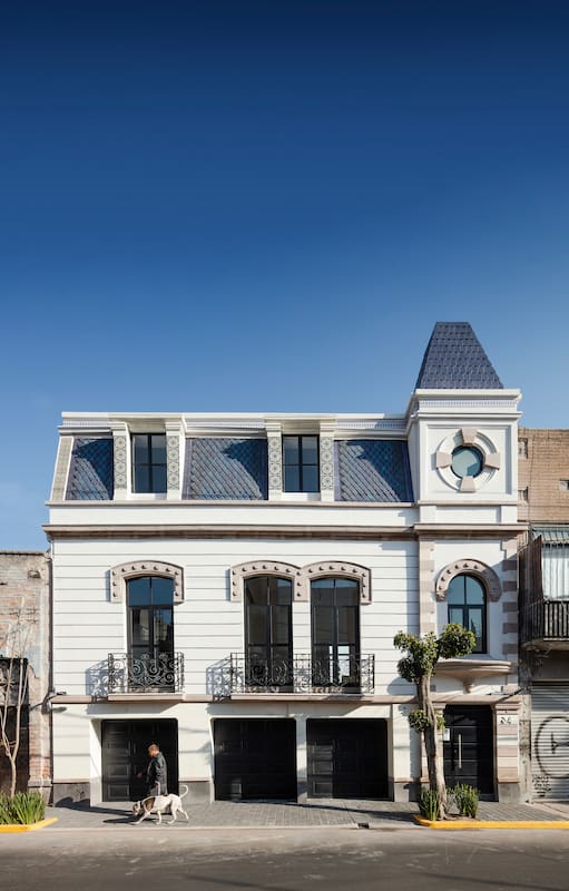 Una casona al borde de la demolición que renació como un complejo de vanguardia