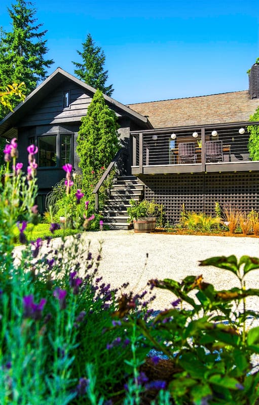 En las afueras de Vancouver, una casa en un pueblo remoto al que se llega navegando y parece de cuento