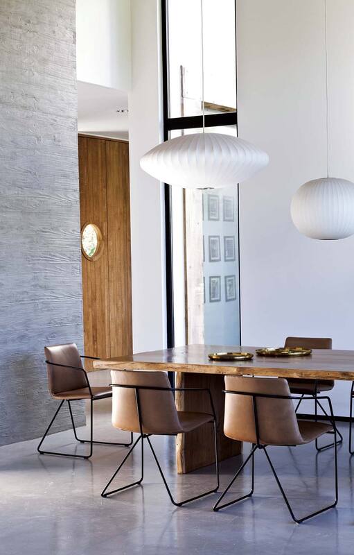 Hormigón y madera se unen en un fabuloso diseño de interiores y una completísima galería