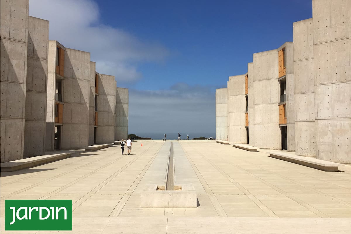 Quién fue el arquitecto paisajista que aconsejó a Louis Kahn no usar árboles ni pasto en el Instituto Salk