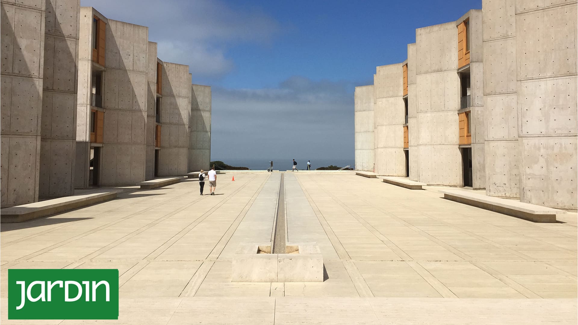 Quién fue el arquitecto paisajista que aconsejó a Louis Kahn no usar árboles ni pasto en el Instituto Salk