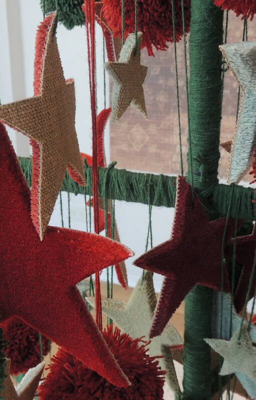 Árboles navideños, descuentos y Papá Noel en la calle Arenales