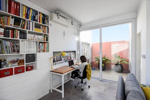 Después de vivir afuera, una arquitecta convirtió un PH antiguo de Bahía Blanca en su casa-estudio