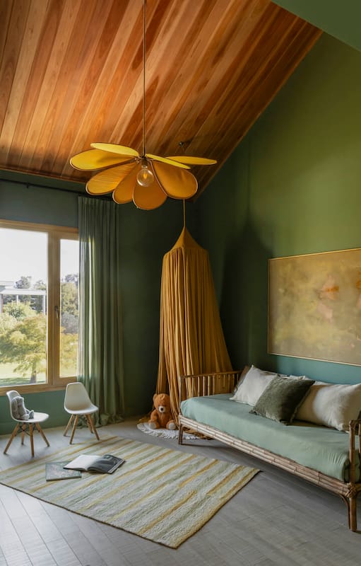 Mirá el efecto increíble que tiene un cielorraso de madera en cualquier ambiente