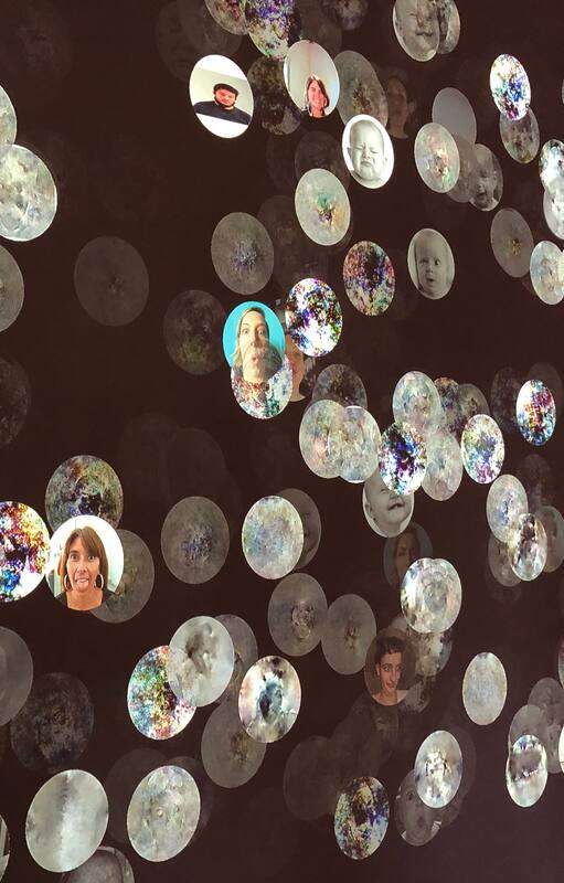 Deep UnLearning, la muestra exhibida en Fundacion Andreani, se basó en un sistema de aprendizaje mediado entre máquinas, humanos y algoritmos