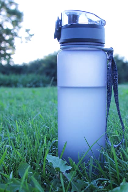 Es hora de abandonar las botellas descartables: 3 alternativas para reemplazarlas