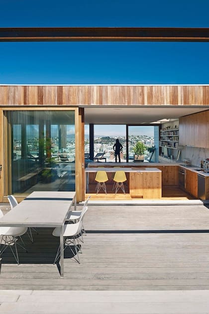 Una casa ultra moderna en un barrio victoriano de San Francisco logra potenciar la vista y el sol con diseño inteligente