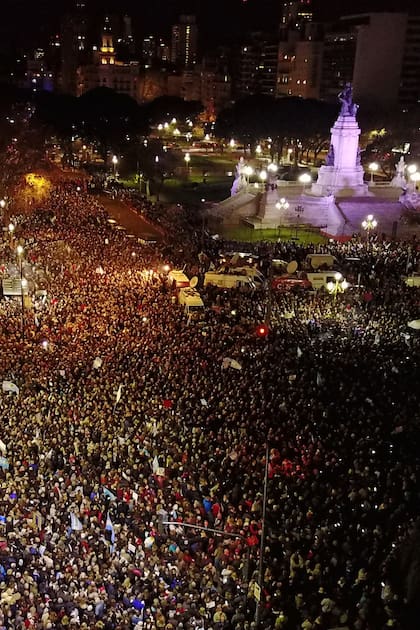 Multitudinarias manifestaciones frente al Congreso y en todo el país para pedir el desafuero de Cristina Kirchner
