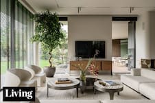 Una casa de campo con calidez y un jardín sorprendentemente verde