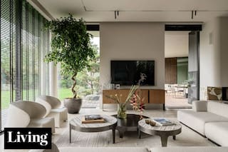 Una casa de campo con calidez y un jardín sorprendentemente verde