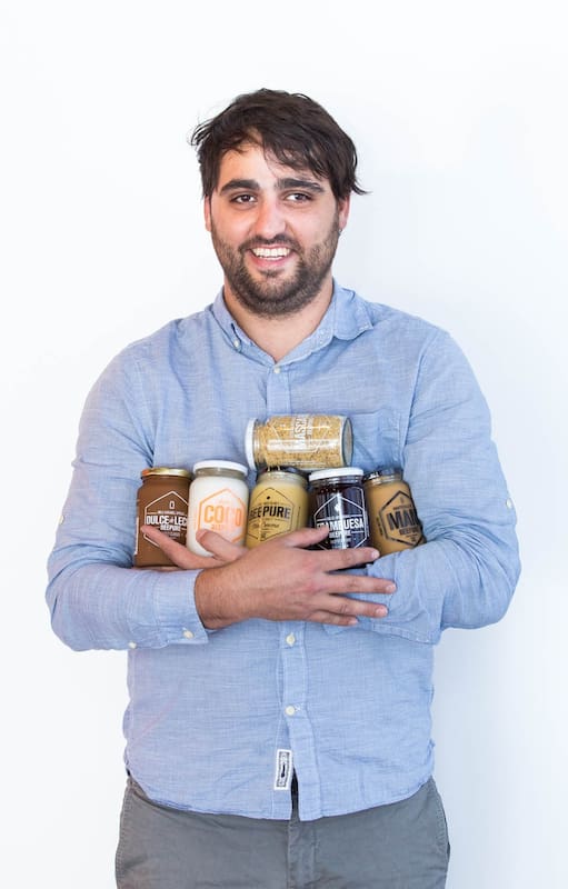 Empezó con su colmena a los 14: hoy vende 20 mil kilos de miel premium por mes