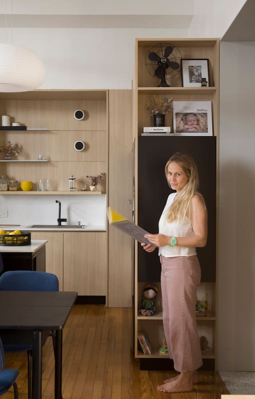 En un departamento centenario de Belgrano, una arquitecta hizo la reforma necesaria para alojar la vida de a tres