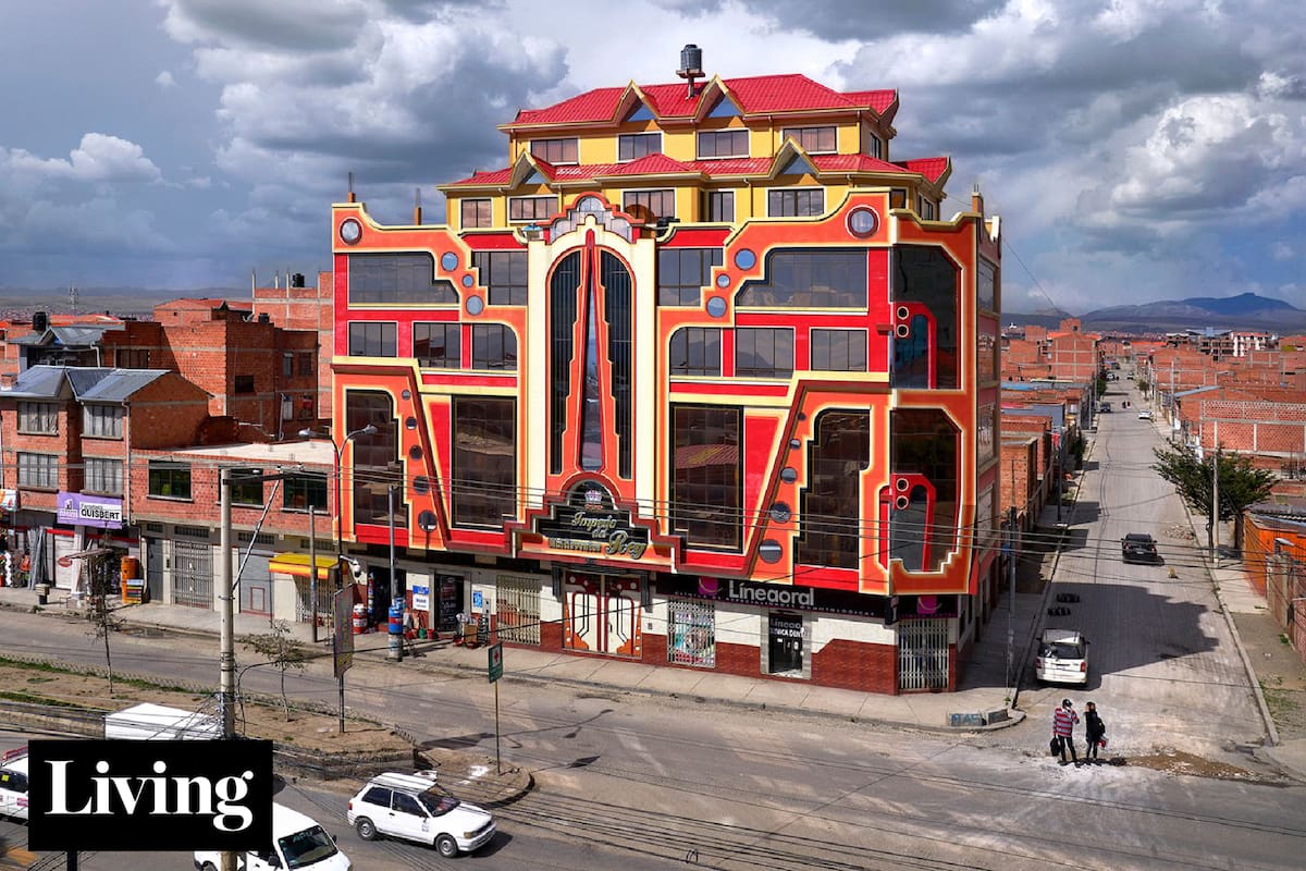 Las extravagantes obras del ingeniero boliviano Freddy Mamani, en una muestra fotográfica imperdible