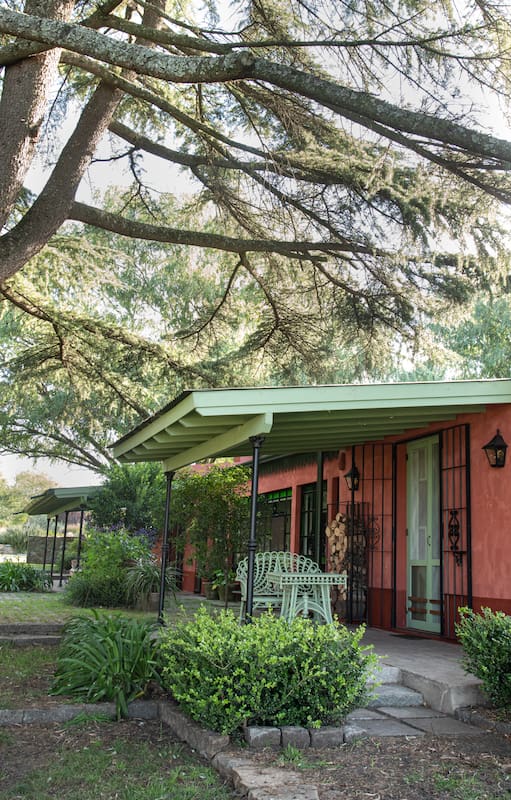 Un casa de estilo campero en Tandil con un jardín diseñado para disfrutar