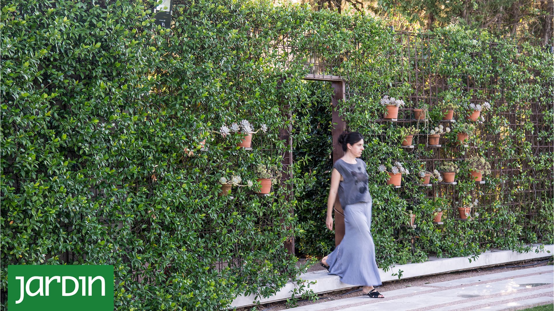 8 ideas originales para esconder el tender, las bicicletas o las herramientas del jardín