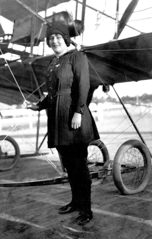 Obstetra, estudió música, pero pasó a la historia como la primera aviadora argentina