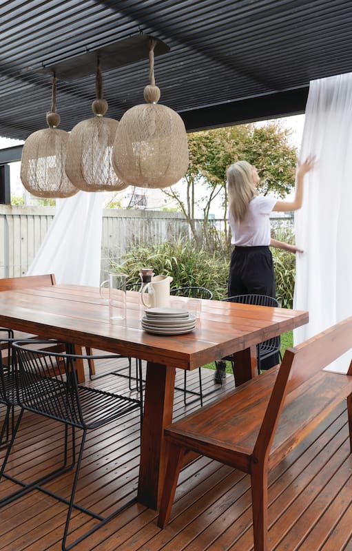 Con patio interno, pasto y pileta, una pareja de arquitectos hizo su departamento de Palermo como una casa en altura