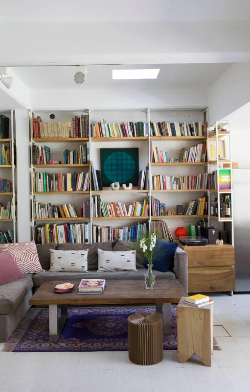 De una casita antigua y oscura, lograron una con espacios soleados y nueva planta revestida en madera