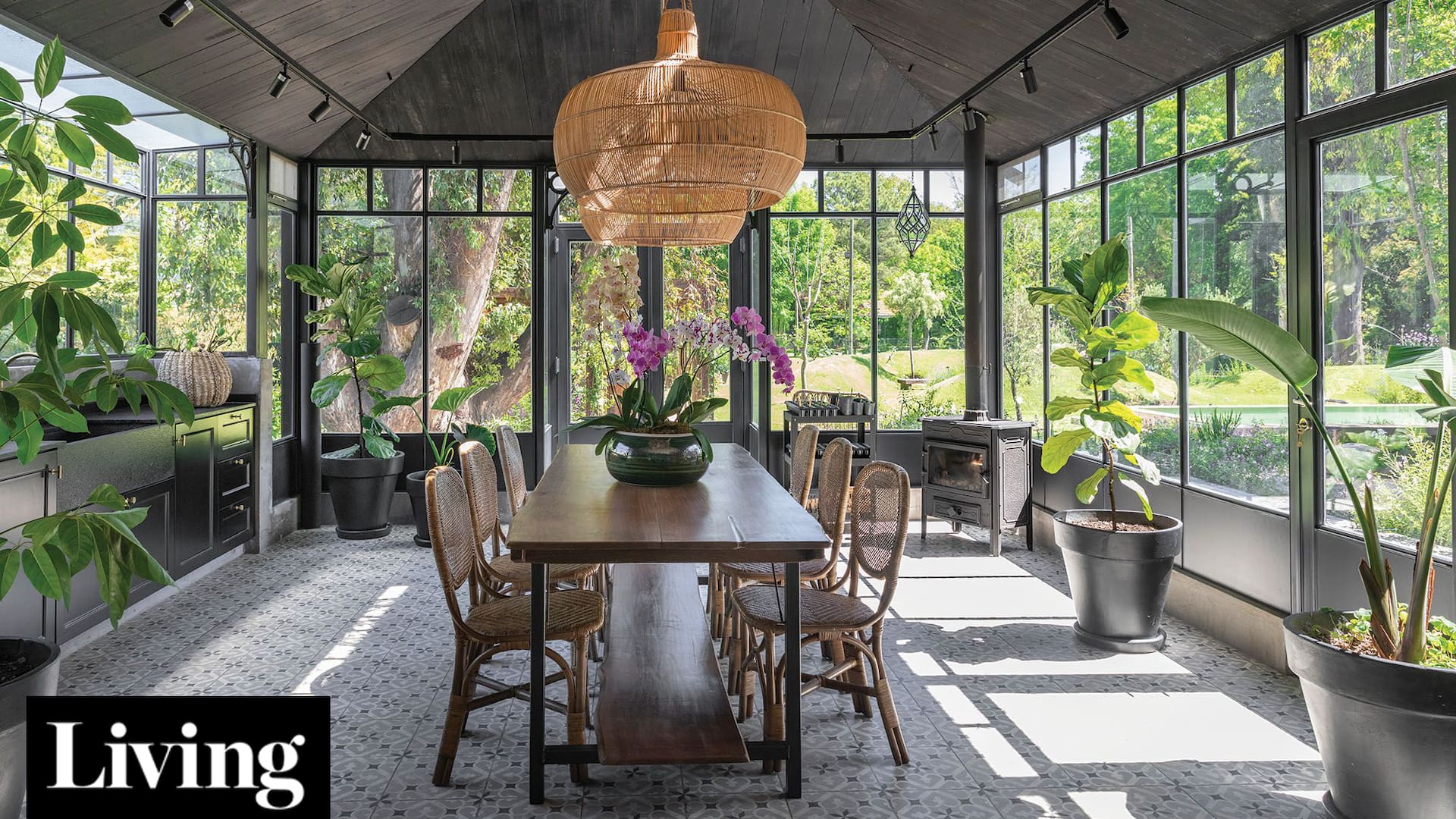Galería, pérgola, pileta y jardín de invierno, a la altura de una casa monumental