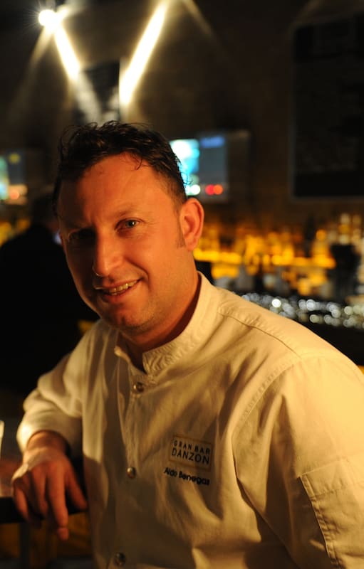A los 13 fue voluntario para cocinarles a sus compañeros de escuela, hoy es el chef de un reconocido bar