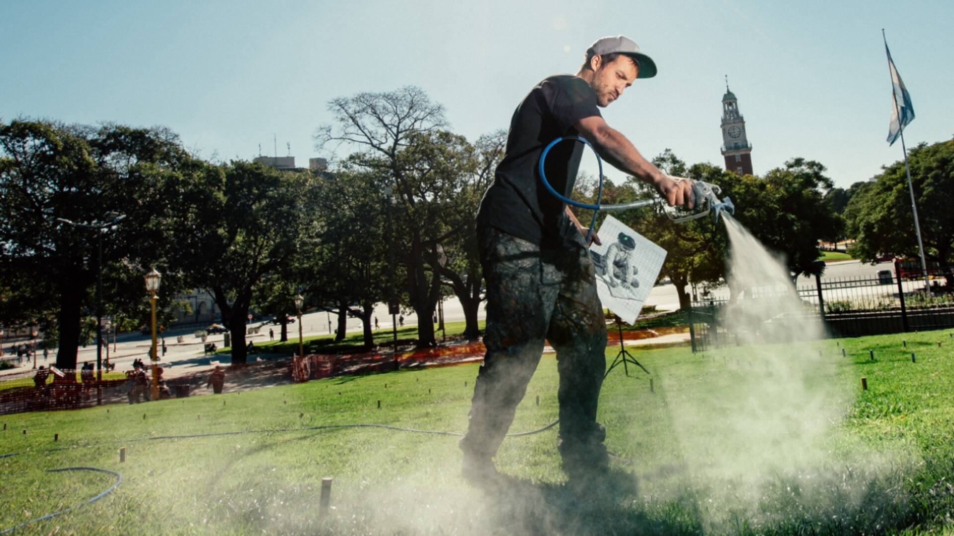 Saype, el artista francés que creó una inmensa obra sobre césped en Retiro