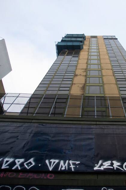 El hotel cinco estrellas de 20 pisos, que se construyó para el Mundial 78, y hoy, tapiado, aguarda su próximo destino