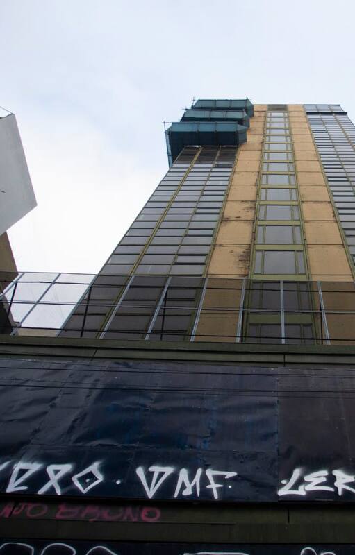 El hotel cinco estrellas de 20 pisos, que se construyó para el Mundial 78, y hoy, tapiado, aguarda su próximo destino