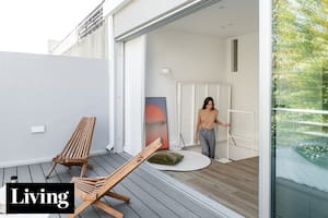 Construyeron sobre la terraza y armaron dos monoambientes que se conectan (o no)