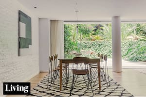 Cautivados por su jardín entre edificios, dos arquitectos compraron y reformaron este departamento poco convencional de Belgrano