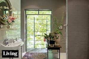 Con buen diseño, estos baños lograron vista al verde sin dejar de ser discretos