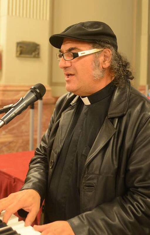 Telonero del Pity y amigo del Papa: el cura que le pone rock a la misa