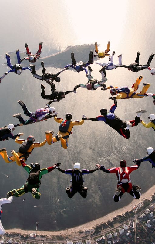 Del paracaidismo al wingsuit: los que eligen el riesgo para superar una crisis