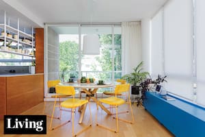 Mirá esta completísima reforma que actualizó una cocina y la integró al living-comedor