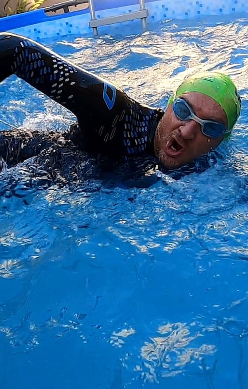 Cuarentena. Corrió un triatlón adentro de su casa con pelopincho incluida