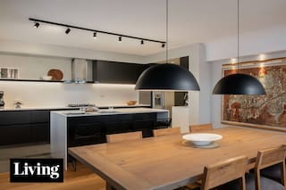 Cuatro cocinas cálidas y elegantes en sintonía con los departamentos donde se encuentran